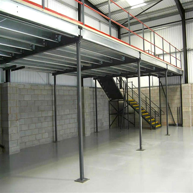 Plataforma de acero de almacenamiento de almacén de ahorro de espacio con una escalera